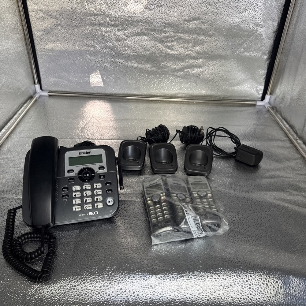UNIDEN DECT 6.0 DIGITAL ANSWERING SYSTEM & (3) Cordless PHONES DECT1588-3T